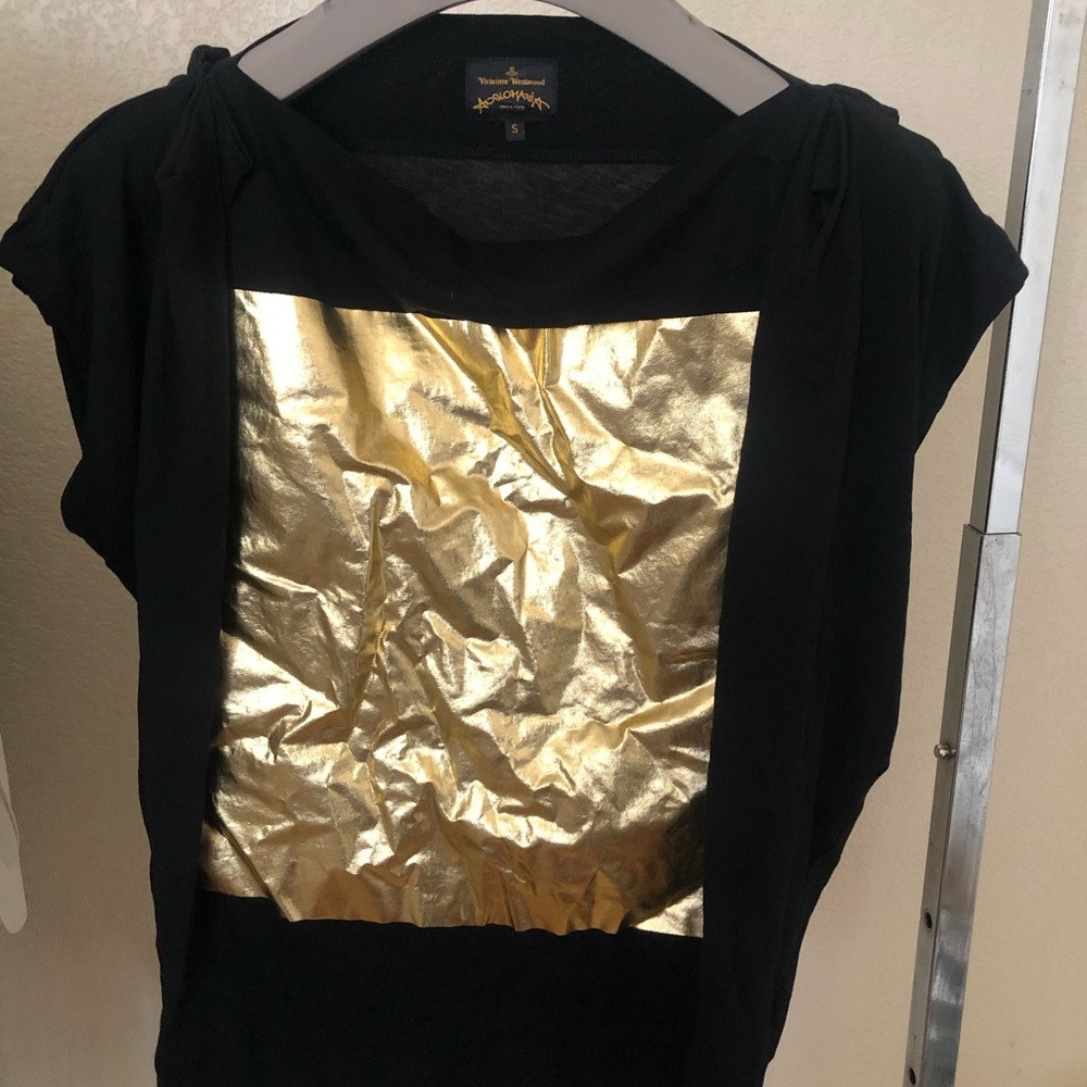 Unisex Anglomania t-shirt with gold square.